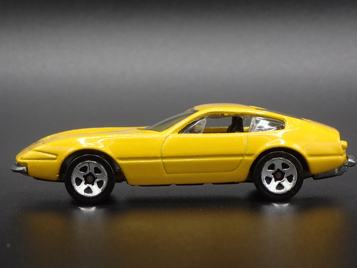 1968-1973 FERRARI 365 GTB/4 1:64 SCALE COLLECTIBLE DIORAMA DIECAST MODEL CAR
