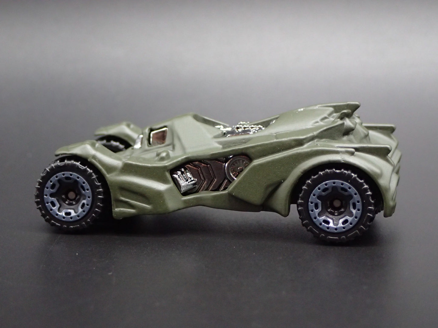 BATMAN ARKHAM KNIGHT BATMOBILE 1:64 SCALE COLLECTIBLE DIORAMA DIECAST MODEL CAR