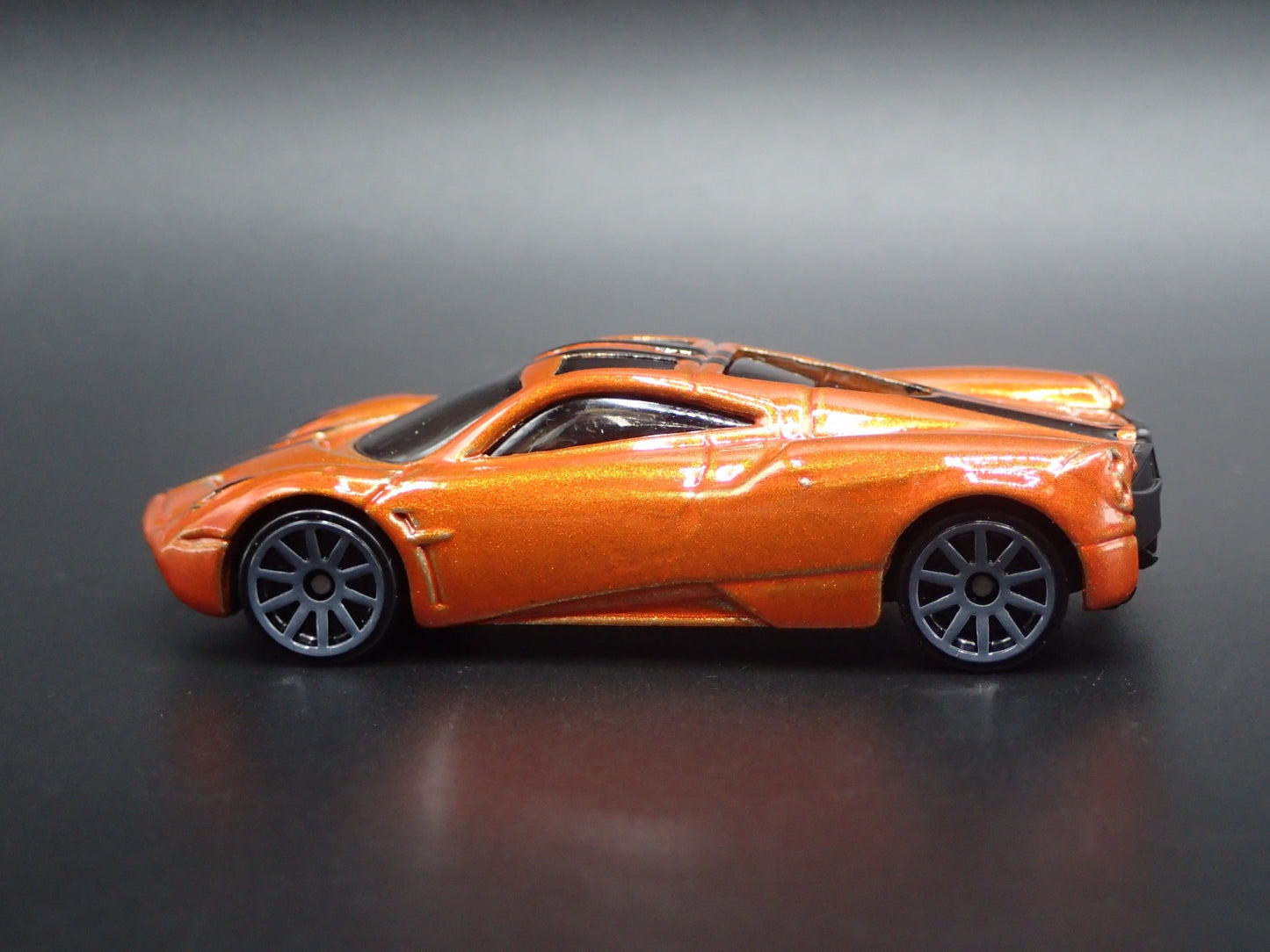 2011-2018 PAGANI HUAYRA SUPER CAR ORANGE 1/64 SCALE DIORAMA DIECAST MODEL CAR