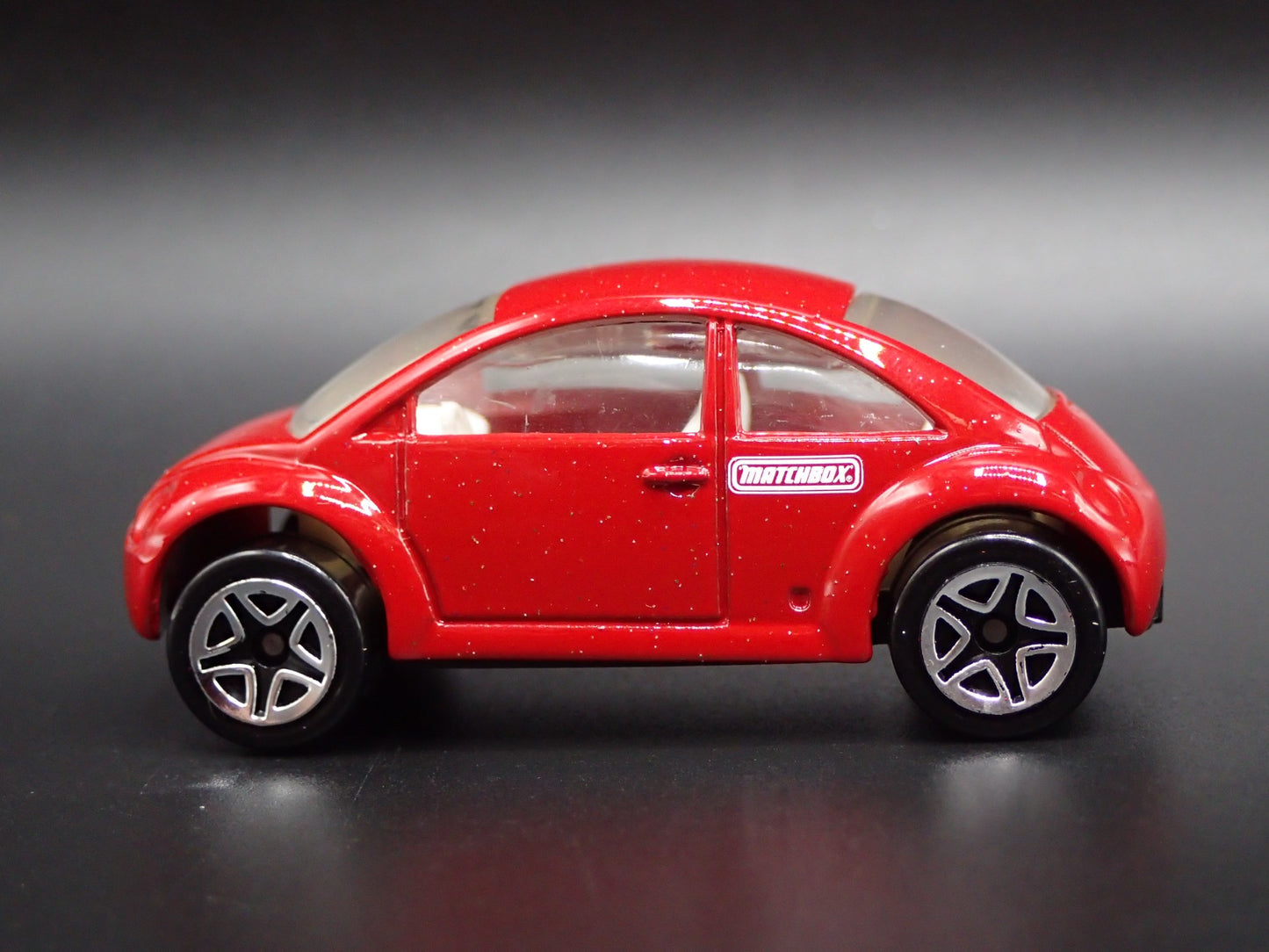 1998-2011 VW VOLKSWAGEN NEW BEETLE BUG RED 1:64 SCALE DIORAMA DIECAST MODEL CAR