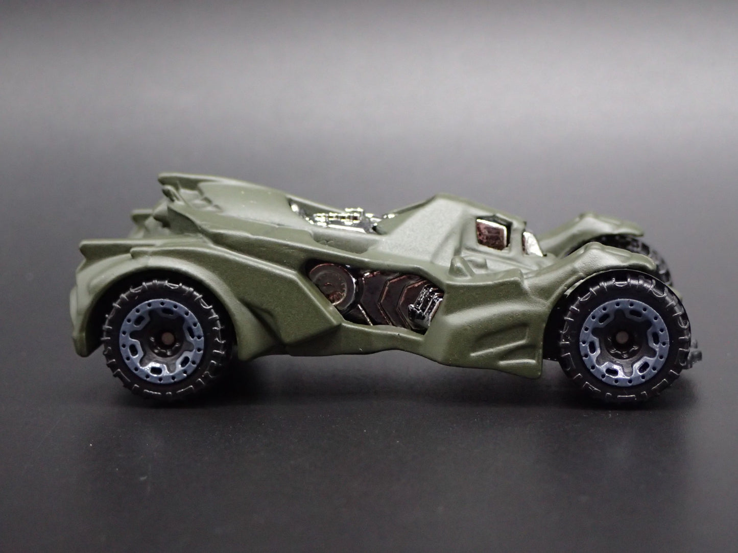 BATMAN ARKHAM KNIGHT BATMOBILE 1:64 SCALE COLLECTIBLE DIORAMA DIECAST MODEL CAR