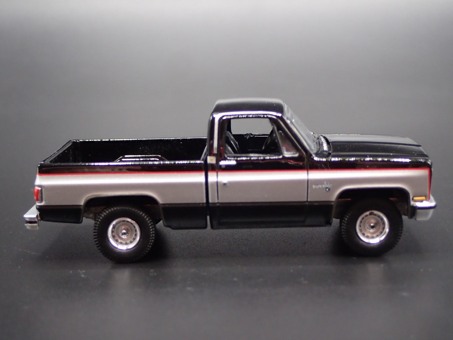 1981 81 CHEVY CHEVROLET  PICKUP TRUCK SQUAREBODY 1/64 SCALE DIECAST MODEL CAR