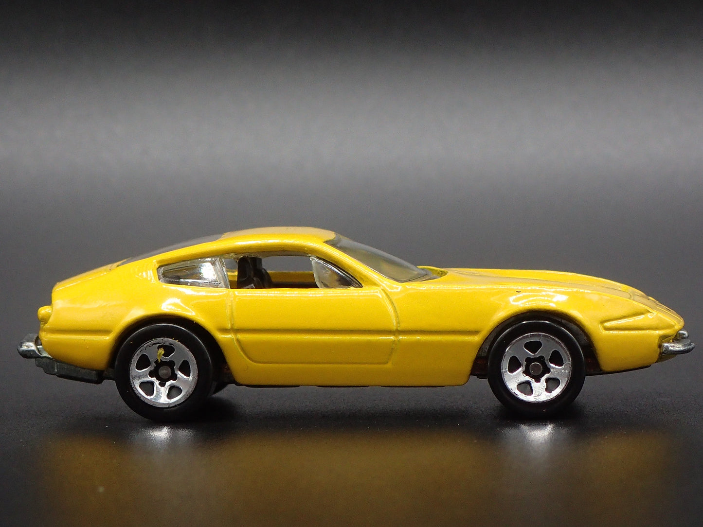 1968-1973 FERRARI 365 GTB/4 1:64 SCALE COLLECTIBLE DIORAMA DIECAST MODEL CAR