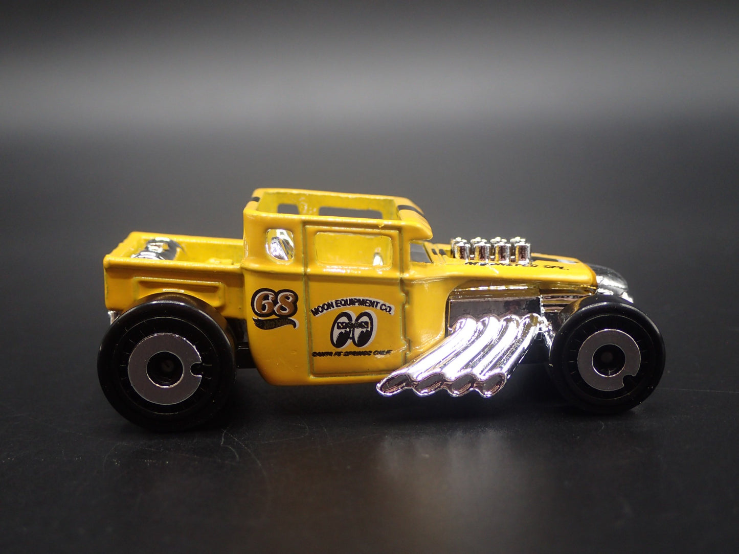 FORD CUSTOM BONE SHAKER HOT ROD MOONEYES 1:64 SCALE DIORAMA DIECAST MODEL CAR