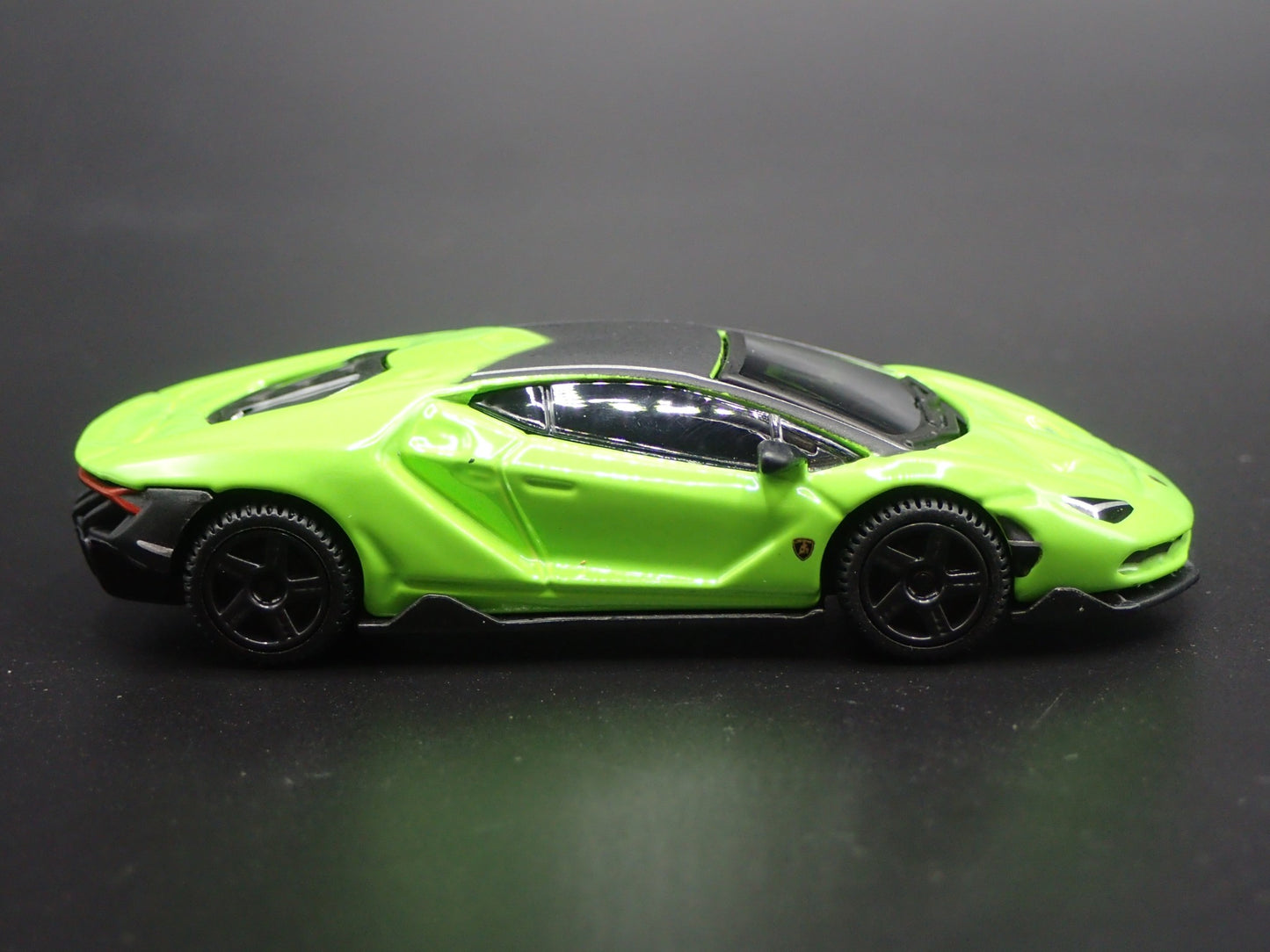 2016-2017 LAMBORGHINI CENTENARIO SUPER CAR 1:64 SCALE DIORAMA DIECAST MODEL CAR