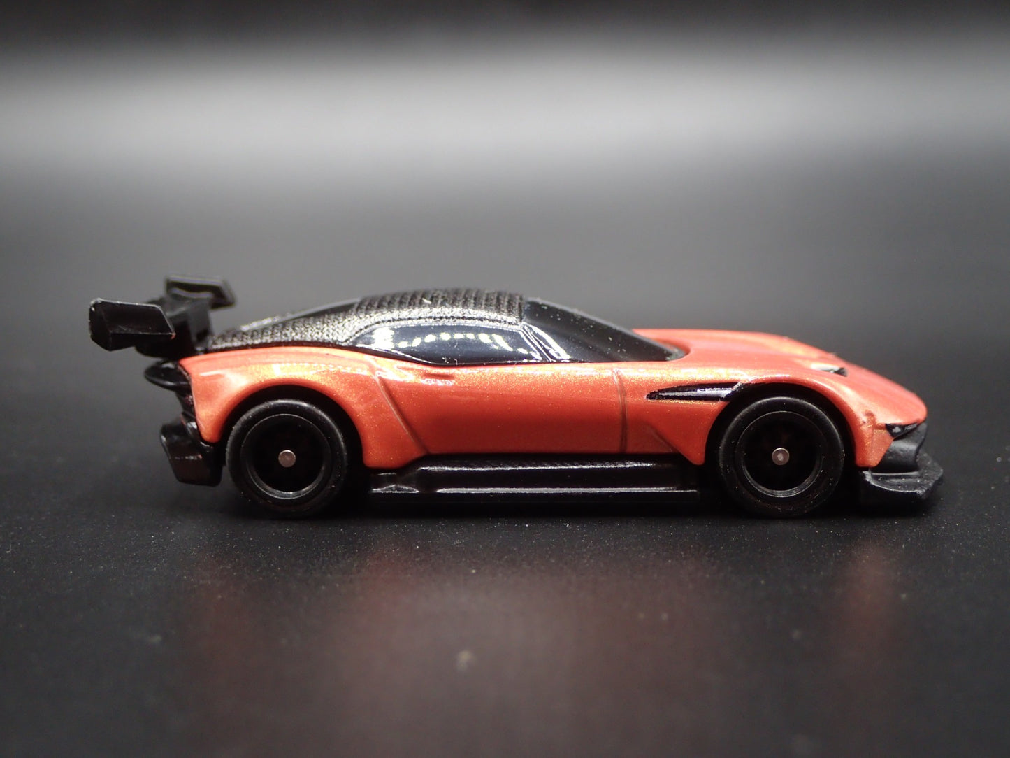 2015-2016 ASTON MARTIN VULCAN RACE CAR 1/64 SCALE DIORAMA DIECAST MODEL CAR