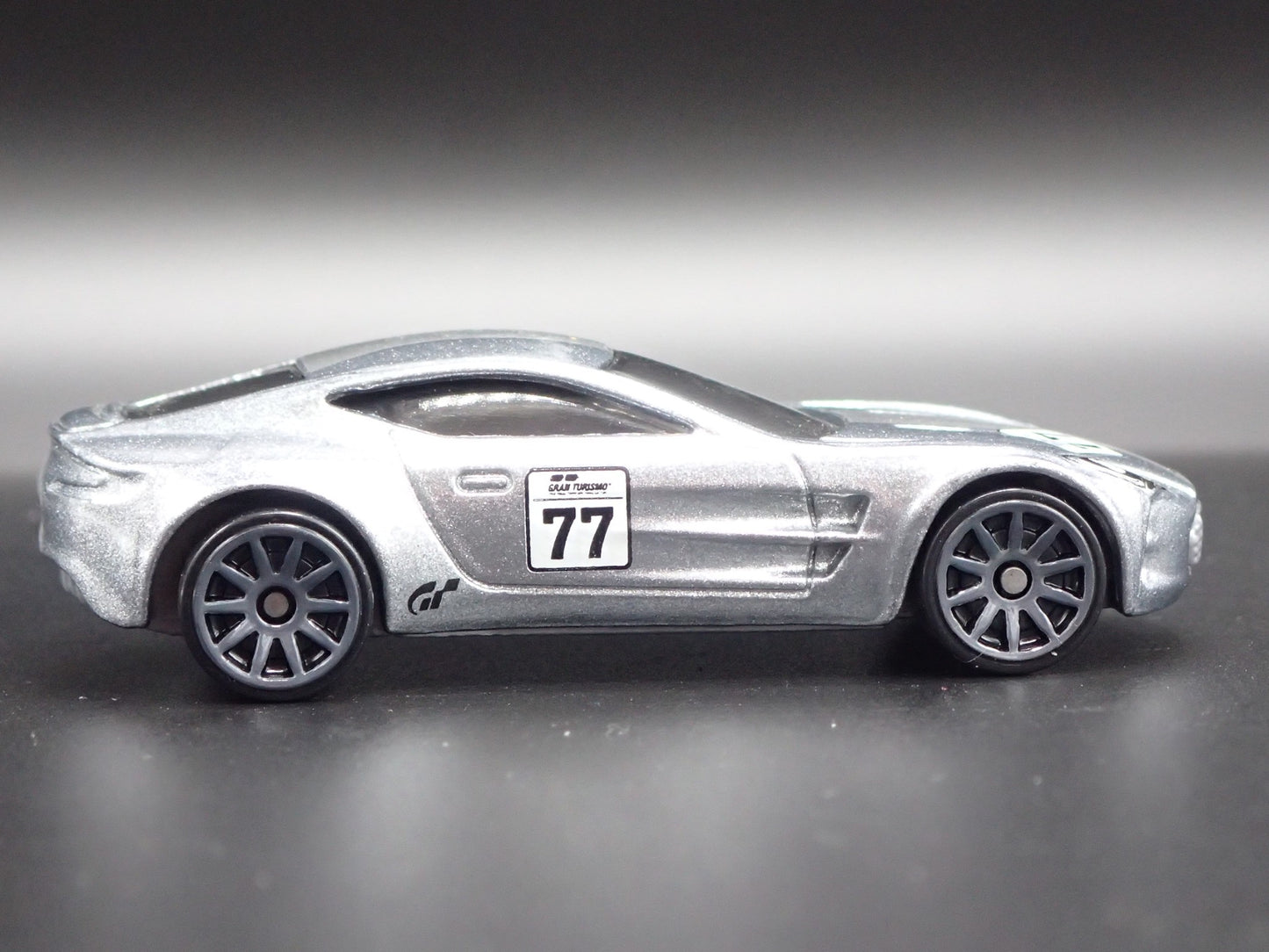 2009-2012 ASTON MARTIN ONE-77 GRAN TURISMO 1/64 SCALE DIORAMA DIECAST MODEL CAR