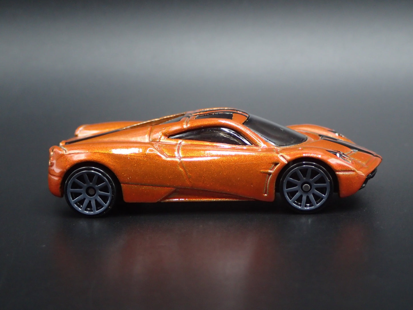 2011-2018 PAGANI HUAYRA SUPER CAR ORANGE 1/64 SCALE DIORAMA DIECAST MODEL CAR