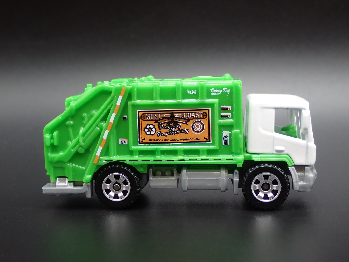 MODERN GARBAGE RECYCLING TRASH TRUCK 1/64 MB SCALE DIORAMA DIECAST MODEL CAR
