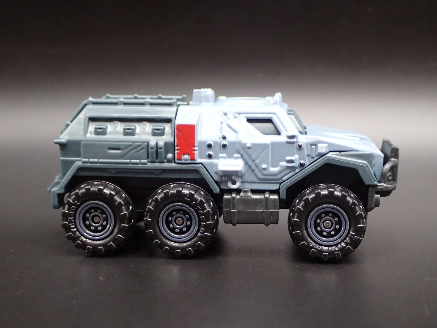 ARMORED MILITARY TRUCK JURASSIC WORLD RARE 1:64 SCALE DIORAMA DIECAST MODEL CAR