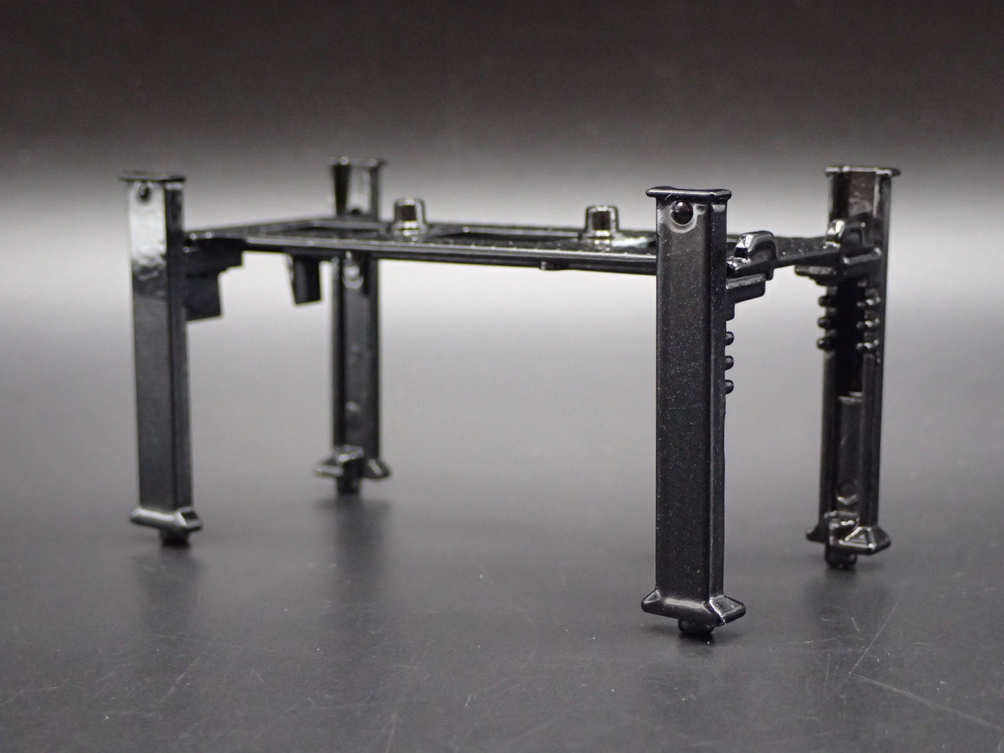 UNRESTRAINED 1:64 SCALE AUTO SHOP MECHANIC GARAGE 4 POST CAR LIFT DIECAST MODEL