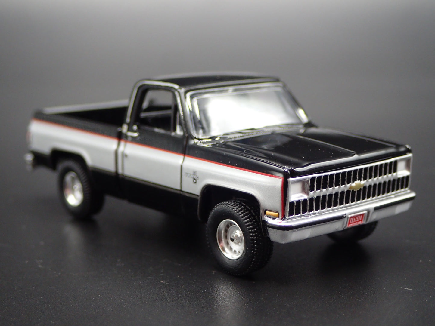 1981 81 CHEVY CHEVROLET  PICKUP TRUCK SQUAREBODY 1/64 SCALE DIECAST MODEL CAR