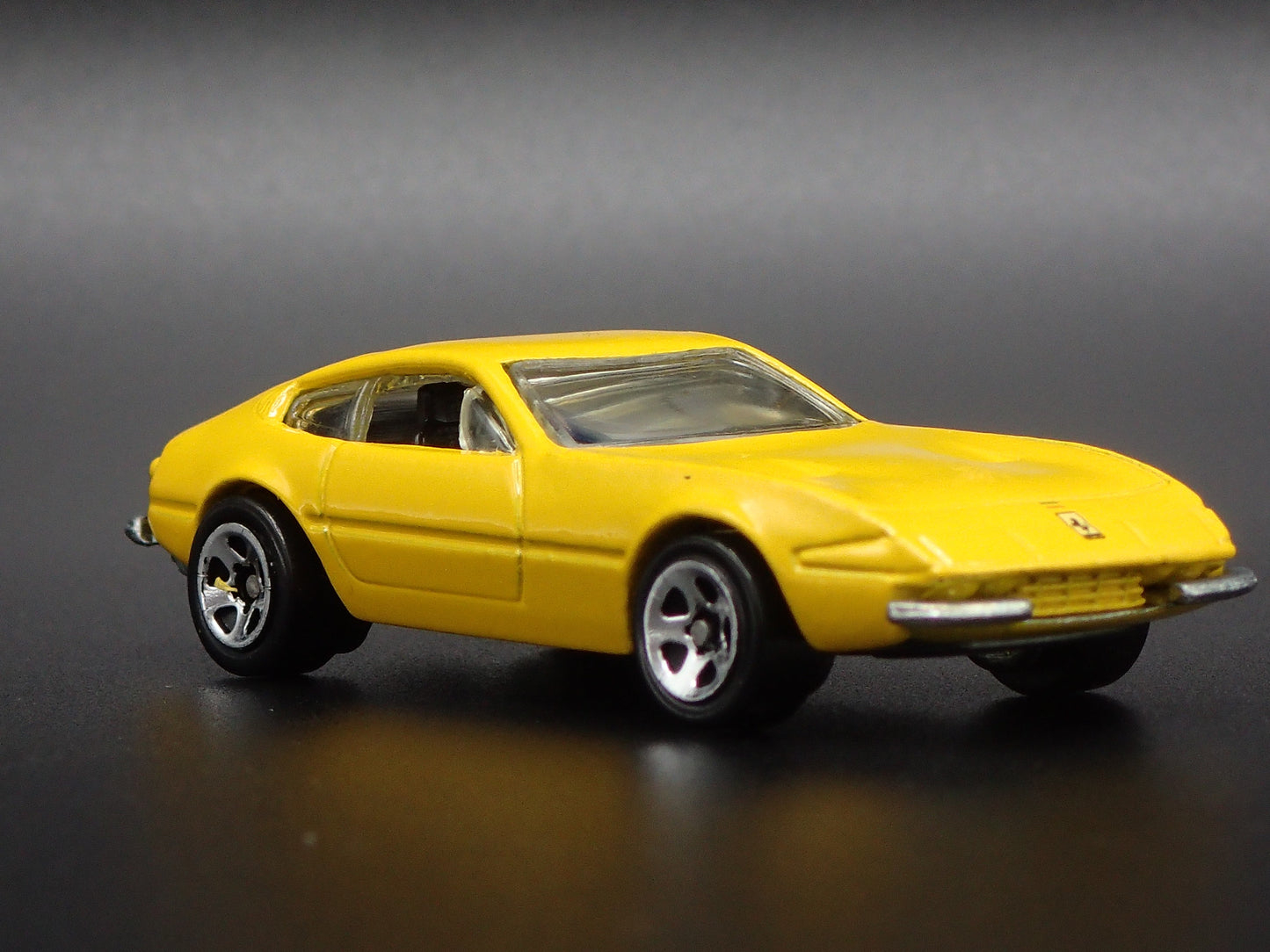 1968-1973 FERRARI 365 GTB/4 1:64 SCALE COLLECTIBLE DIORAMA DIECAST MODEL CAR