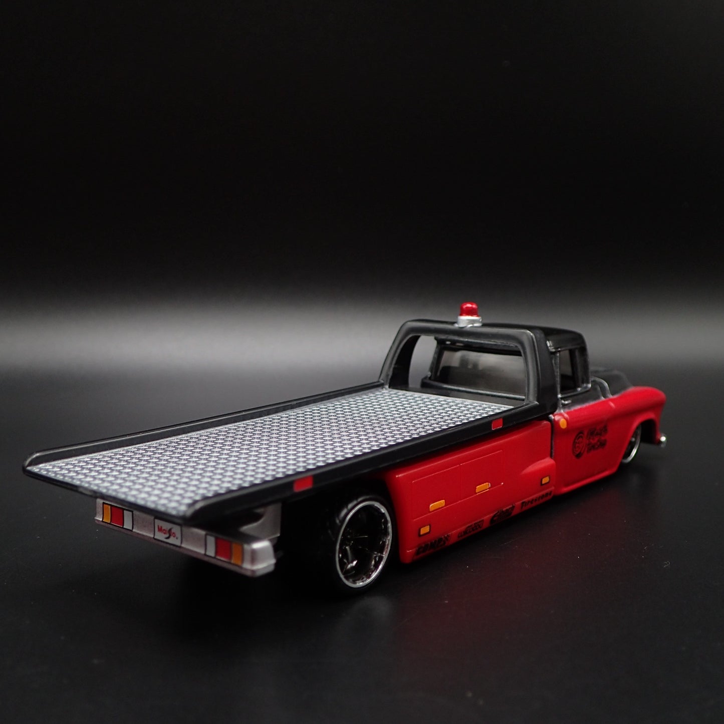 1957 CHEVY CHEVROLET FLATBED RAMP TRUCK TOW TRUCK 1:64 SCALE DIECAST MODEL CAR