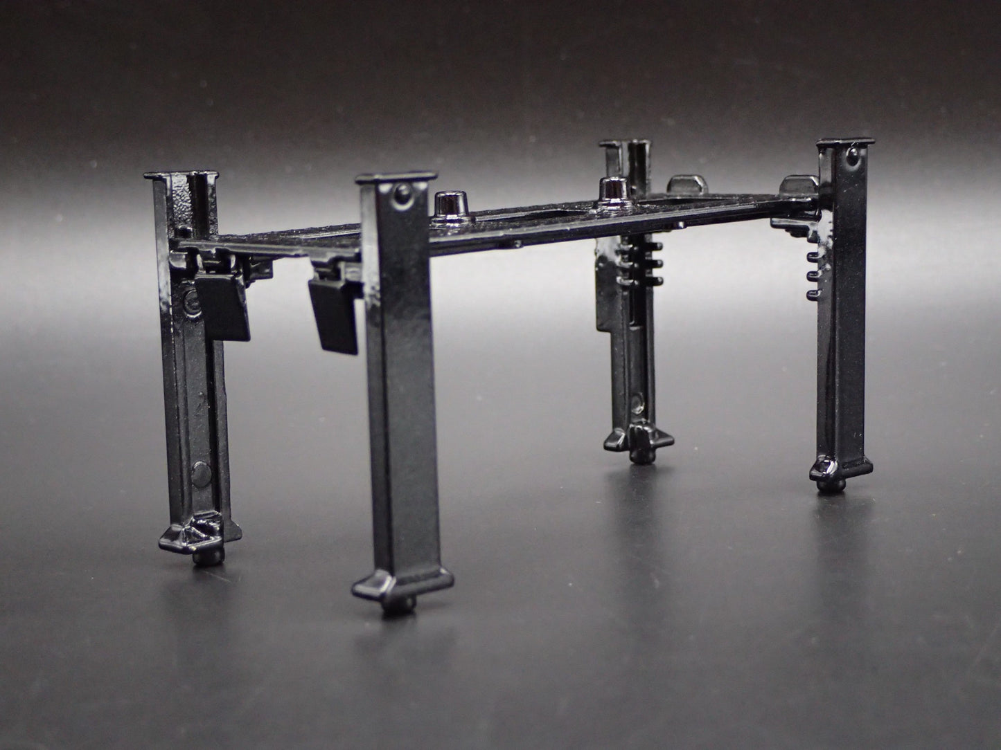 UNRESTRAINED 1:64 SCALE AUTO SHOP MECHANIC GARAGE 4 POST CAR LIFT DIECAST MODEL