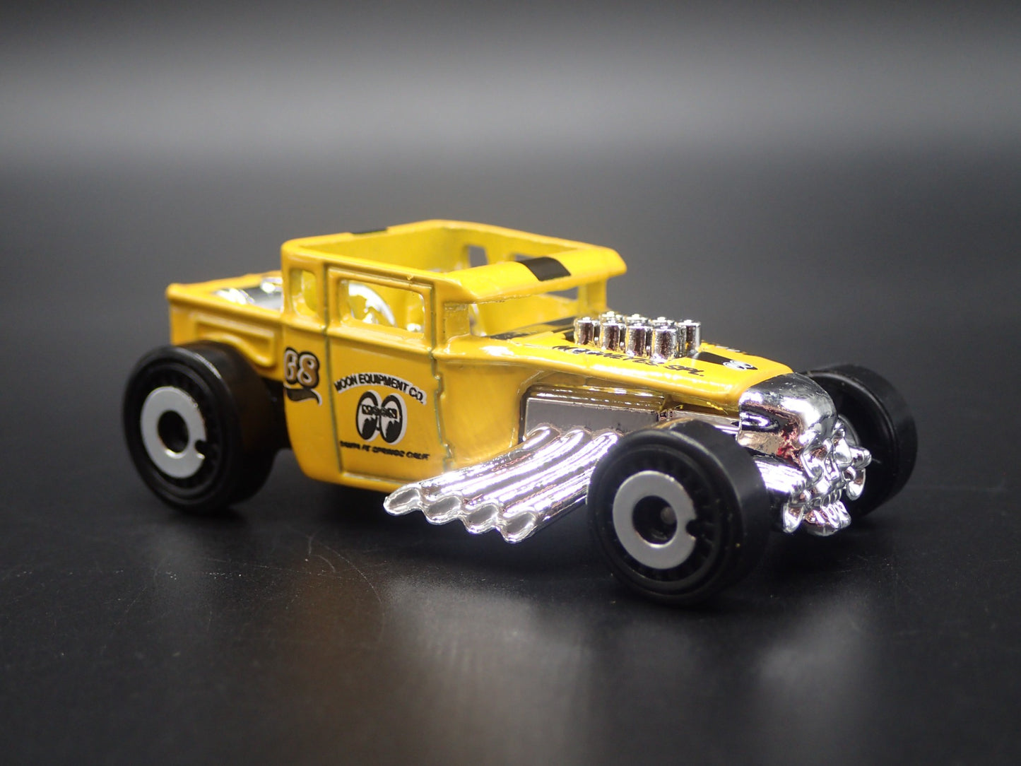 FORD CUSTOM BONE SHAKER HOT ROD MOONEYES 1:64 SCALE DIORAMA DIECAST MODEL CAR