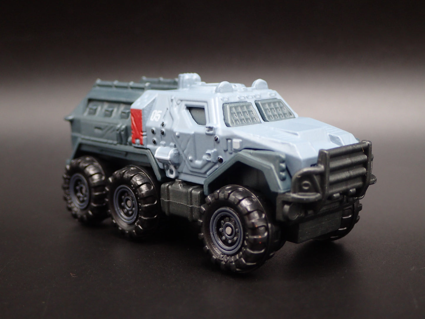 ARMORED MILITARY TRUCK JURASSIC WORLD RARE 1:64 SCALE DIORAMA DIECAST MODEL CAR