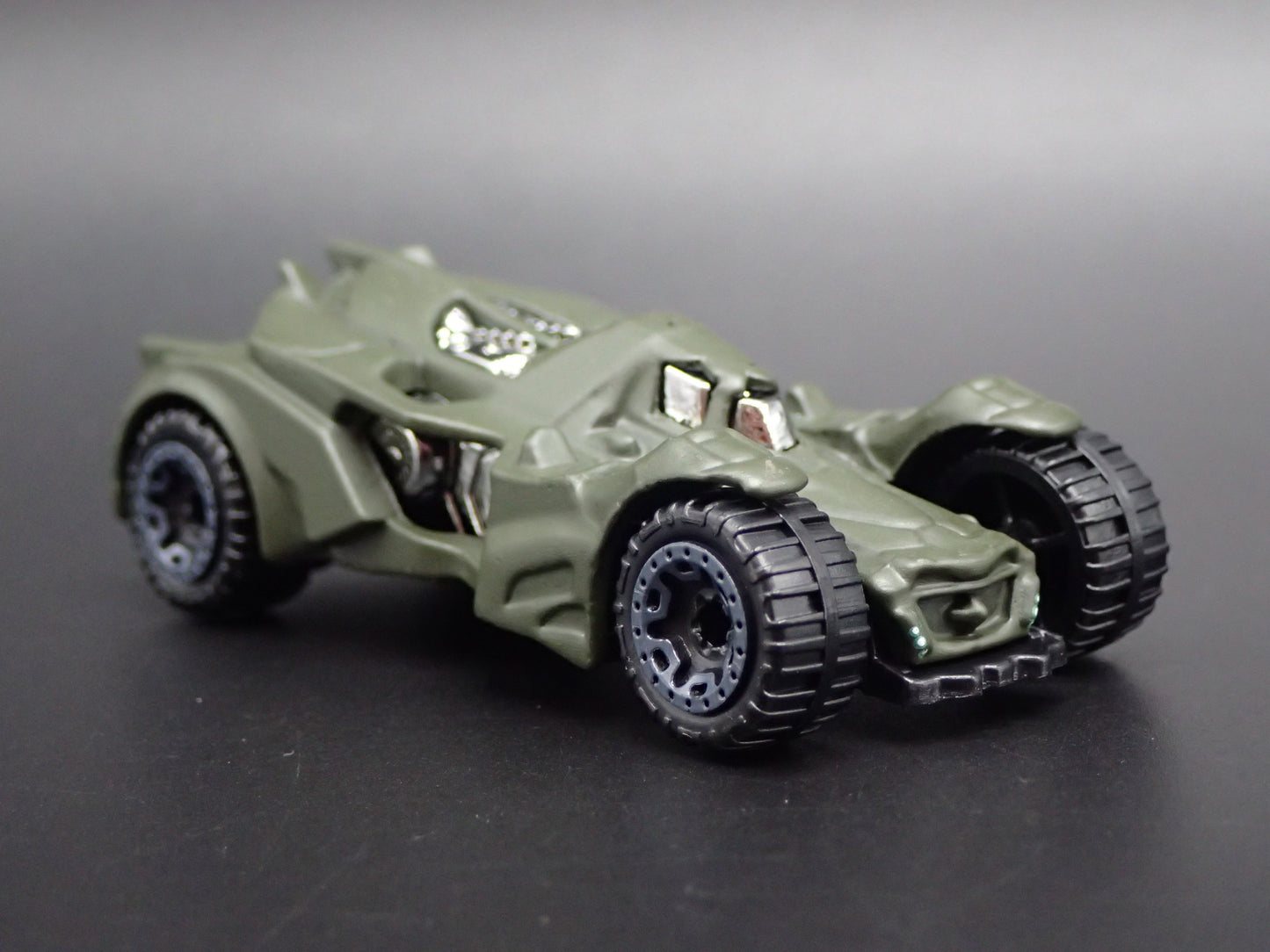 BATMAN ARKHAM KNIGHT BATMOBILE 1:64 SCALE COLLECTIBLE DIORAMA DIECAST MODEL CAR