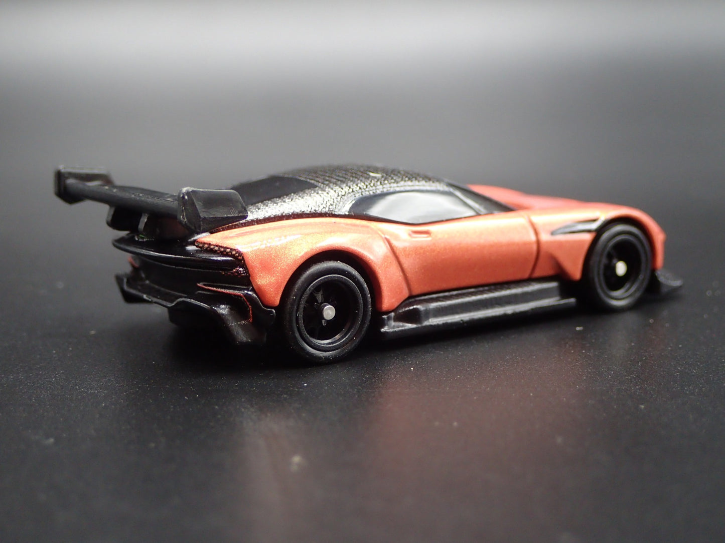 2015-2016 ASTON MARTIN VULCAN RACE CAR 1/64 SCALE DIORAMA DIECAST MODEL CAR