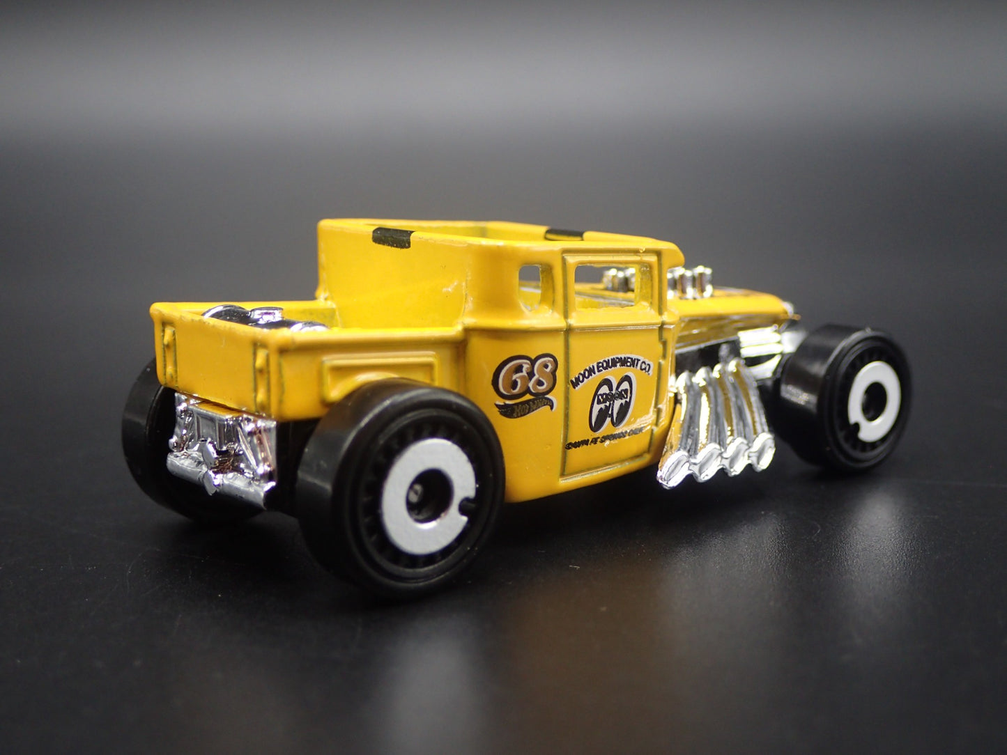 FORD CUSTOM BONE SHAKER HOT ROD MOONEYES 1:64 SCALE DIORAMA DIECAST MODEL CAR