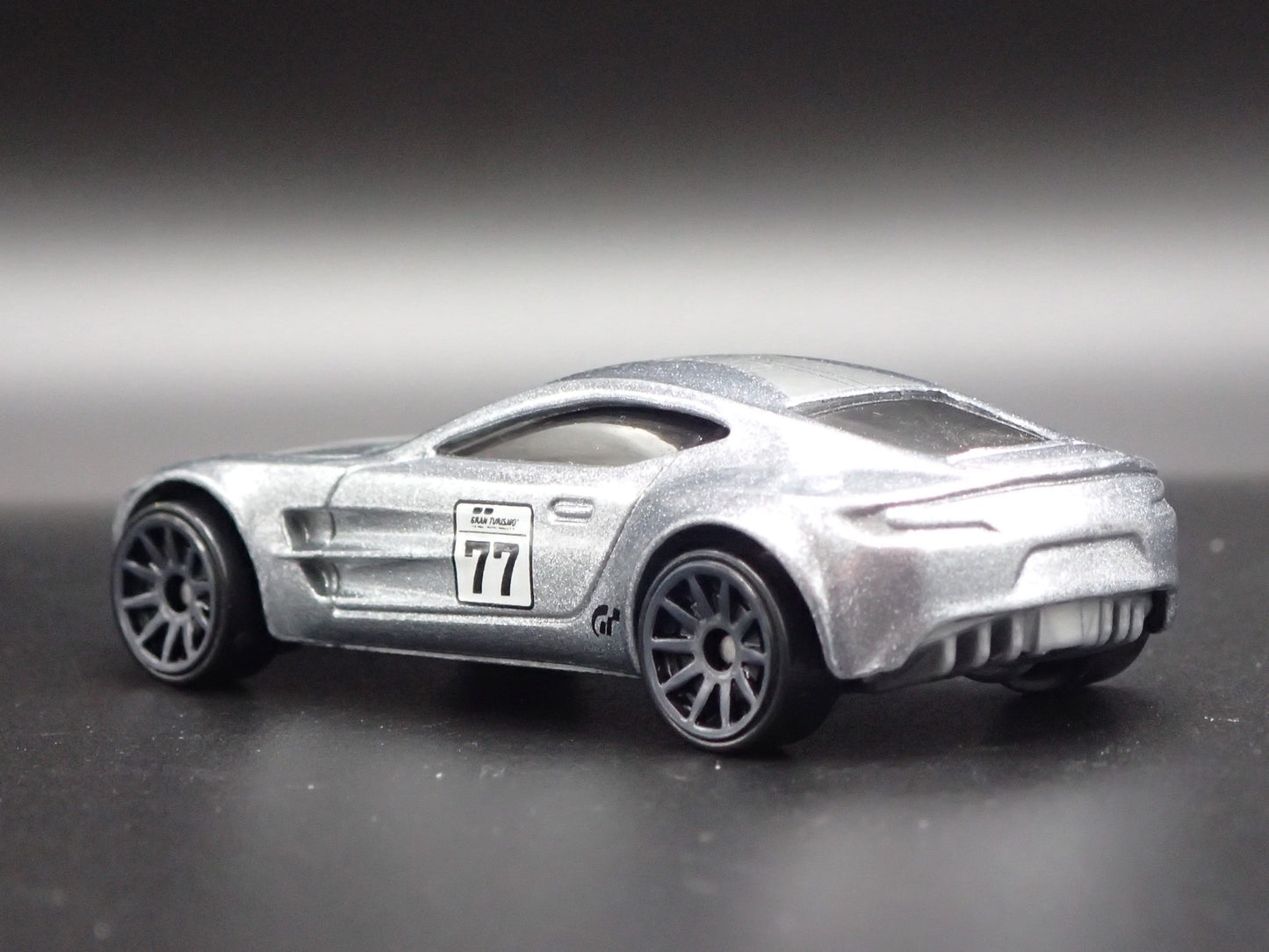 2009-2012 ASTON MARTIN ONE-77 GRAN TURISMO 1/64 SCALE DIORAMA DIECAST MODEL CAR