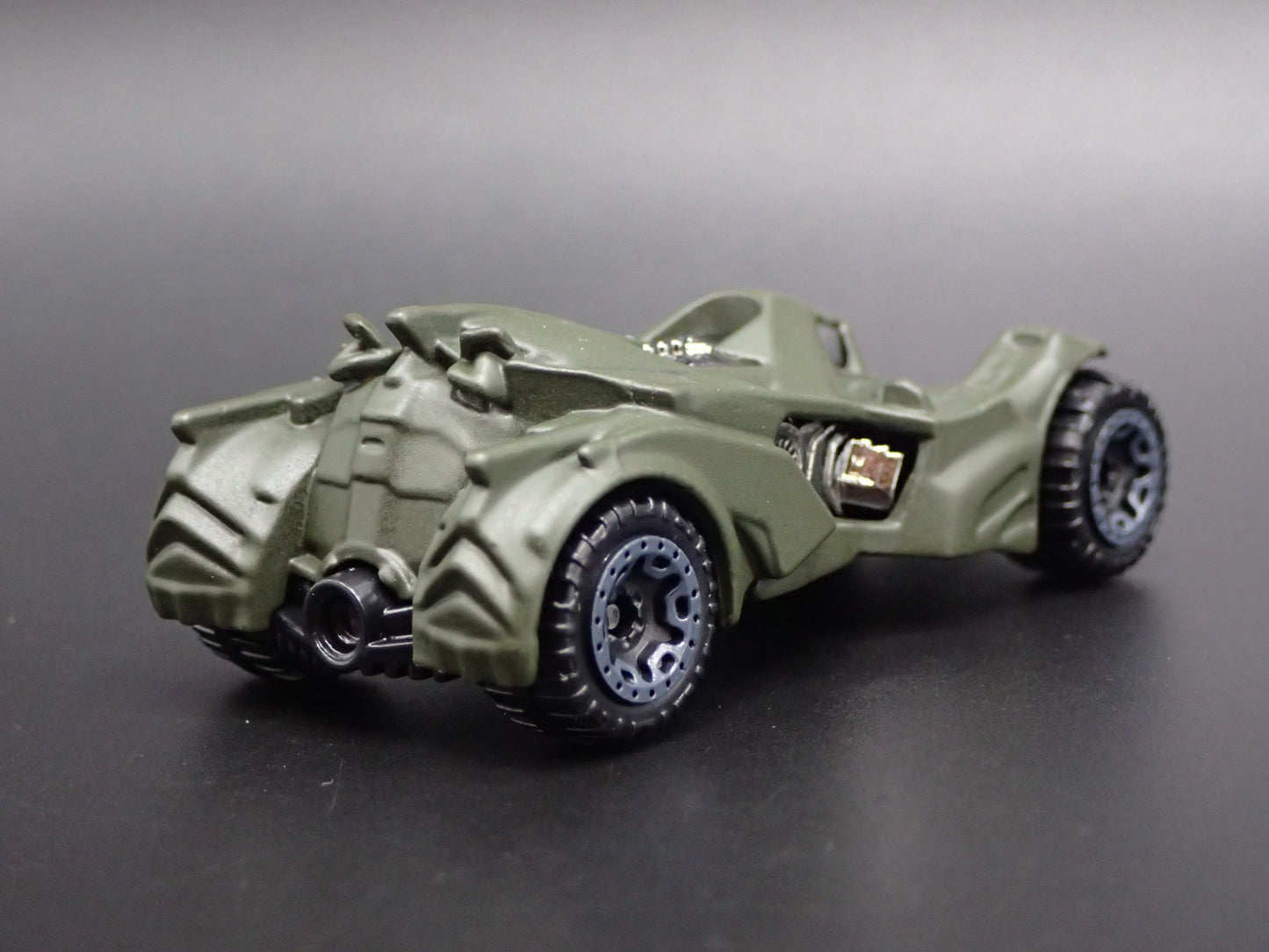 BATMAN ARKHAM KNIGHT BATMOBILE 1:64 SCALE COLLECTIBLE DIORAMA DIECAST MODEL CAR