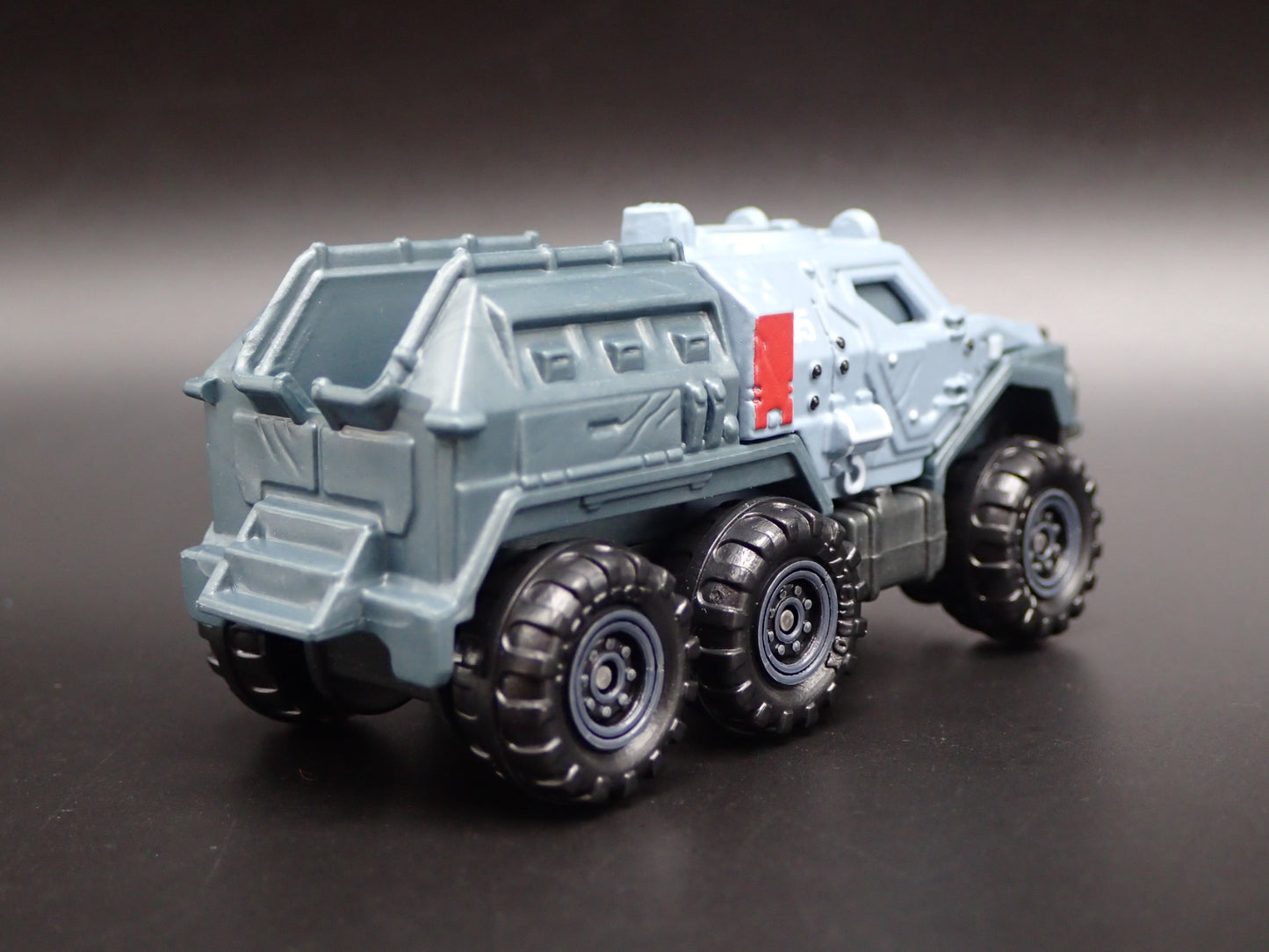 ARMORED MILITARY TRUCK JURASSIC WORLD RARE 1:64 SCALE DIORAMA DIECAST MODEL CAR