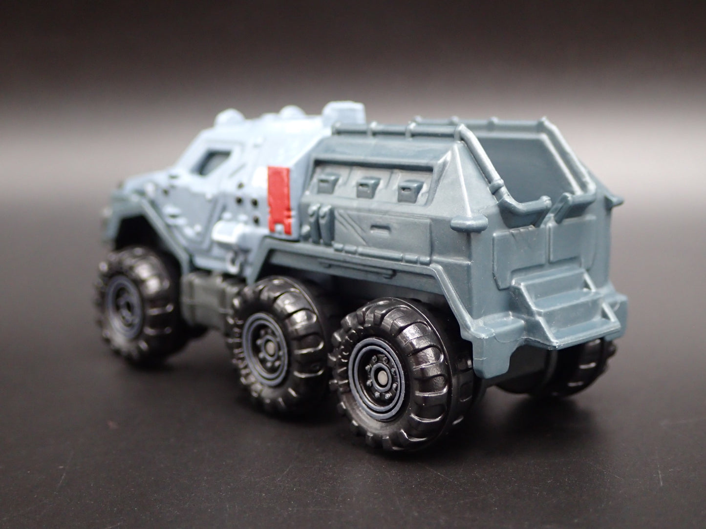 ARMORED MILITARY TRUCK JURASSIC WORLD RARE 1:64 SCALE DIORAMA DIECAST MODEL CAR