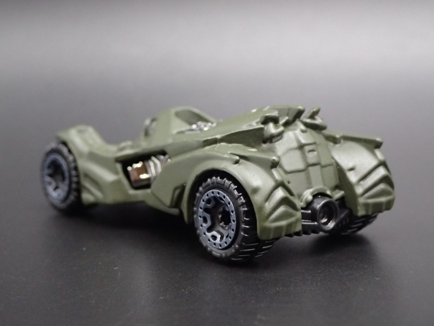 BATMAN ARKHAM KNIGHT BATMOBILE 1:64 SCALE COLLECTIBLE DIORAMA DIECAST MODEL CAR