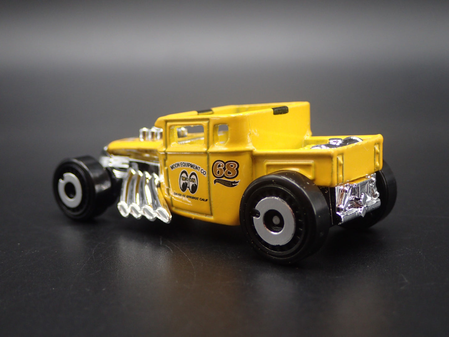 FORD CUSTOM BONE SHAKER HOT ROD MOONEYES 1:64 SCALE DIORAMA DIECAST MODEL CAR