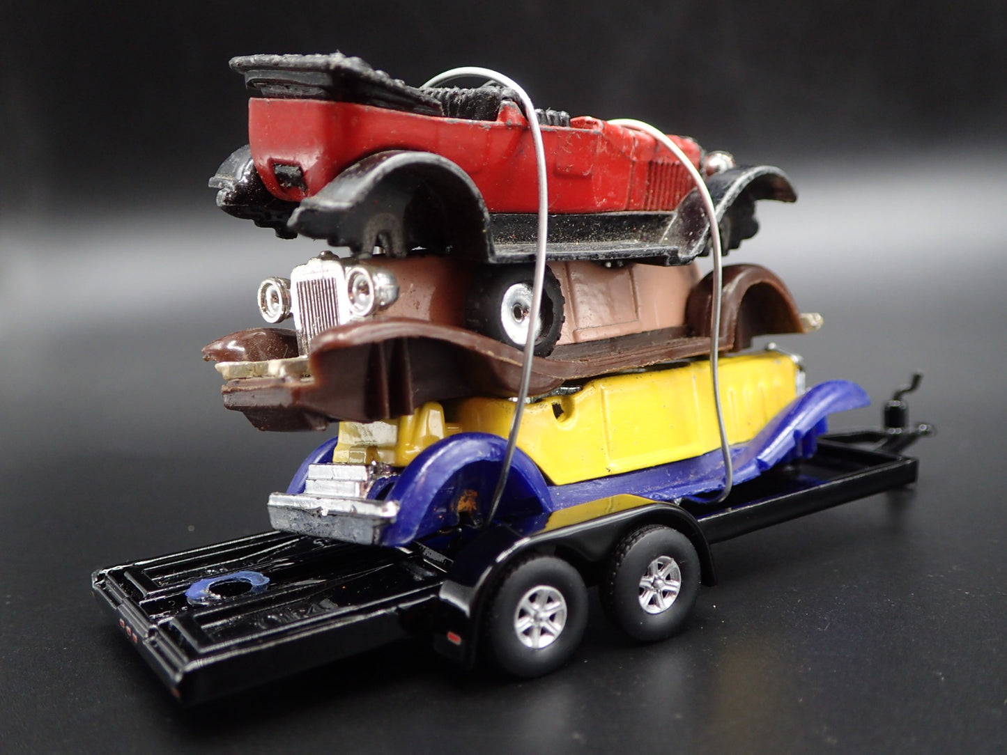 VINTAGE CLASSIC 3 CARS CRUSHED ON A FLATBED TRAILER 1:64 SCALE DIECAST MODEL CAR