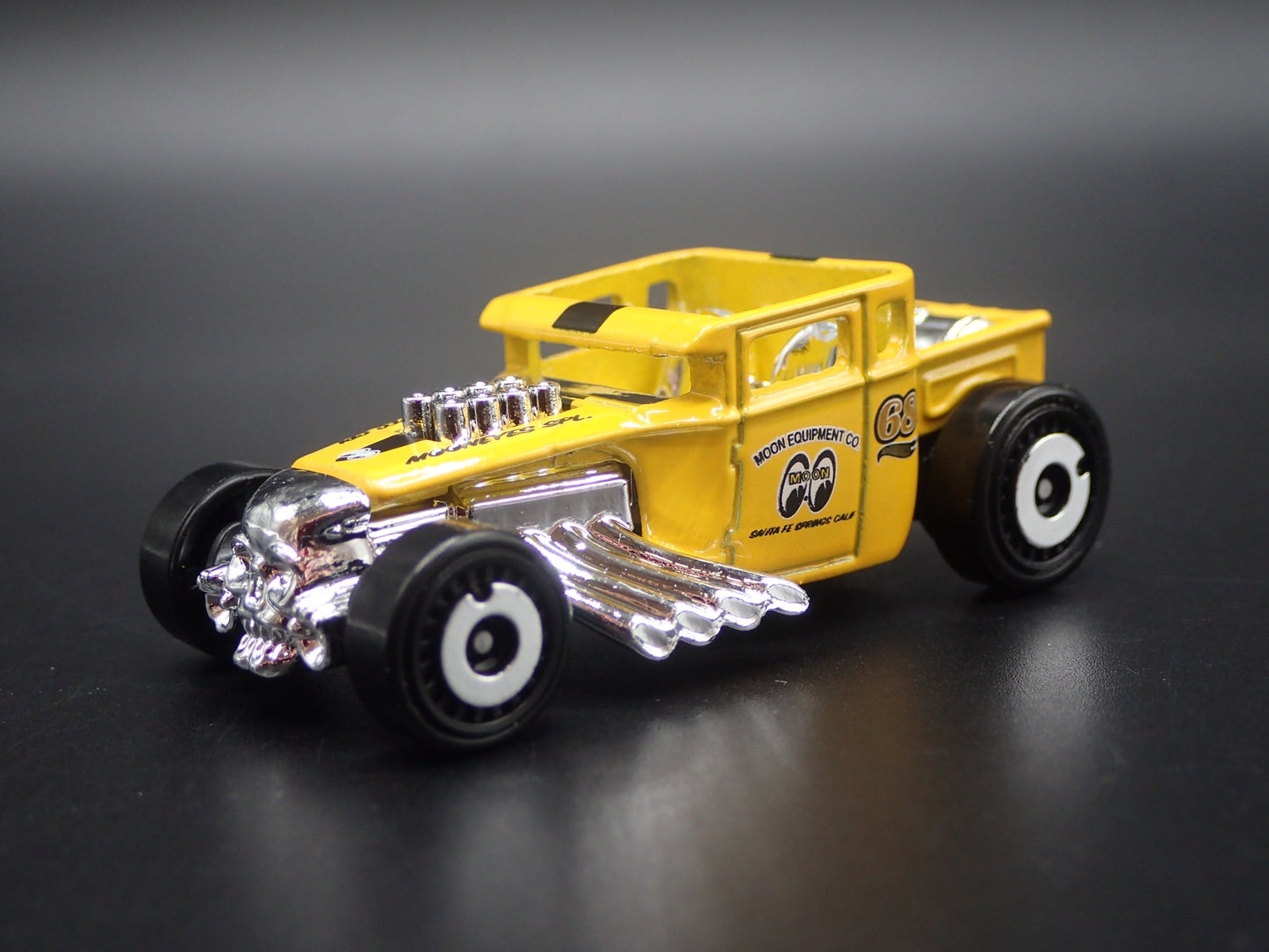 FORD CUSTOM BONE SHAKER HOT ROD MOONEYES 1:64 SCALE DIORAMA DIECAST MODEL CAR