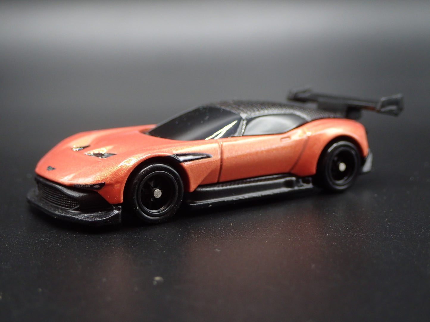 2015-2016 ASTON MARTIN VULCAN RACE CAR 1/64 SCALE DIORAMA DIECAST MODEL CAR
