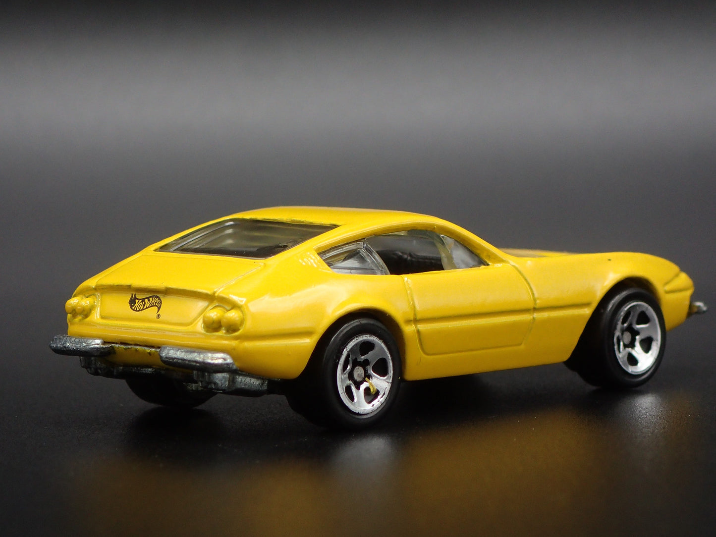 1968-1973 FERRARI 365 GTB/4 1:64 SCALE COLLECTIBLE DIORAMA DIECAST MODEL CAR