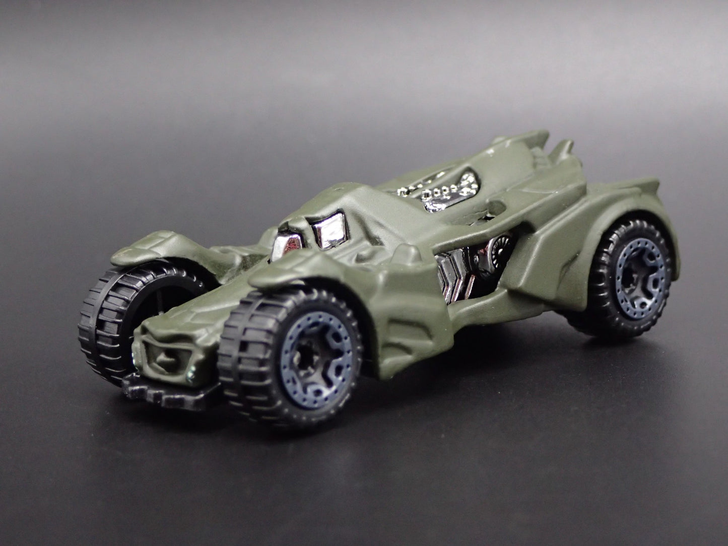 BATMAN ARKHAM KNIGHT BATMOBILE 1:64 SCALE COLLECTIBLE DIORAMA DIECAST MODEL CAR