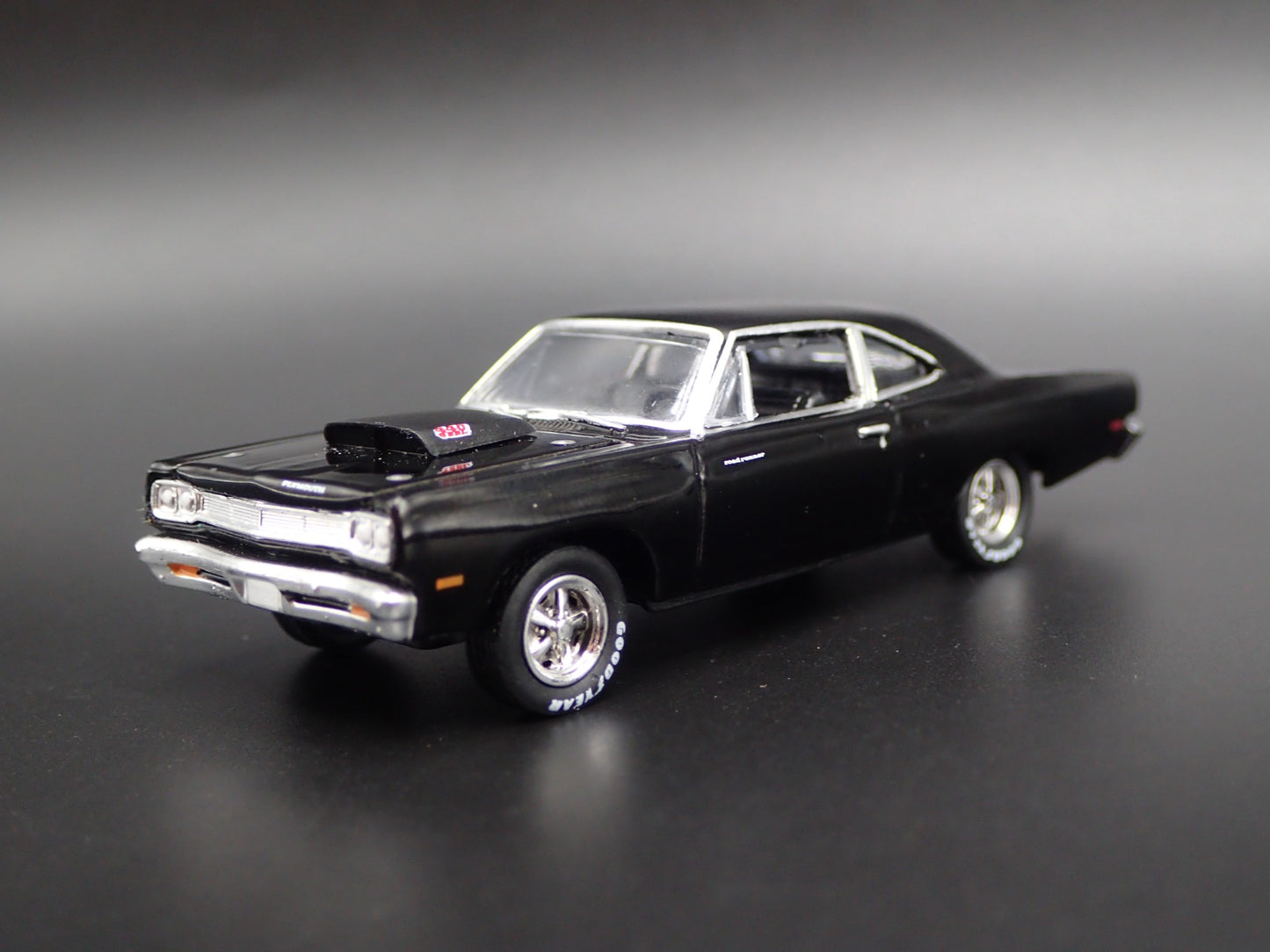 1969 69 PLYMOUTH ROAD RUNNER 440 6-PACK 1:64 SCALE COLLECTIBLE DIECAST MODEL CAR
