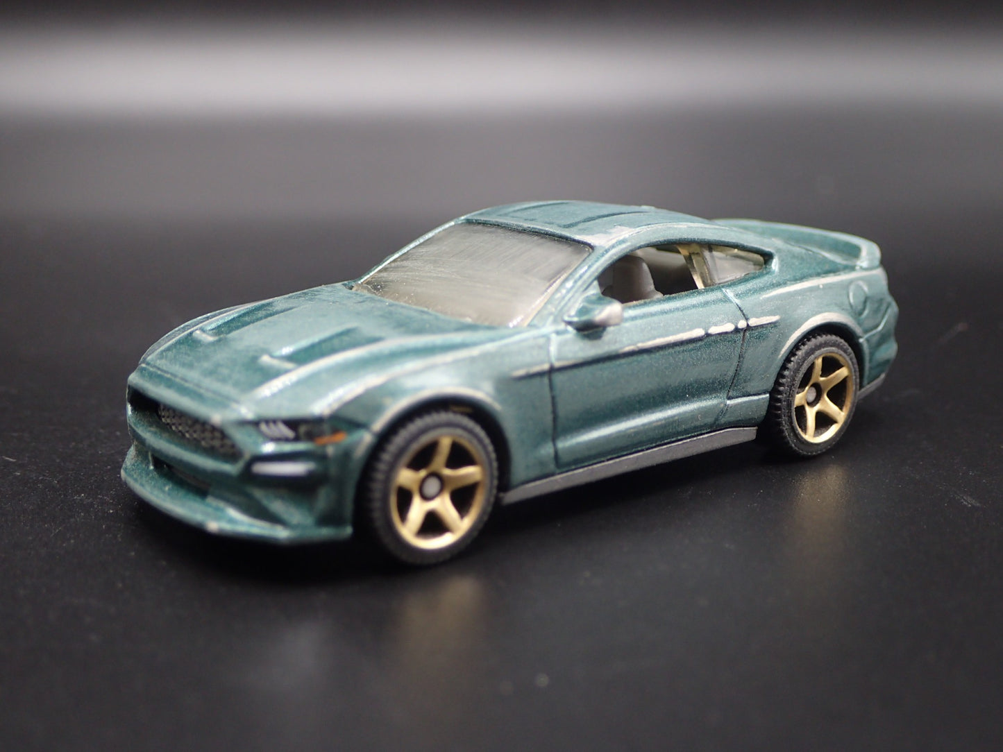 2019 19 FORD MUSTANG COUPE RACE WORN WRECK 1/64 SCALE DIORAMA DIECAST MODEL CAR