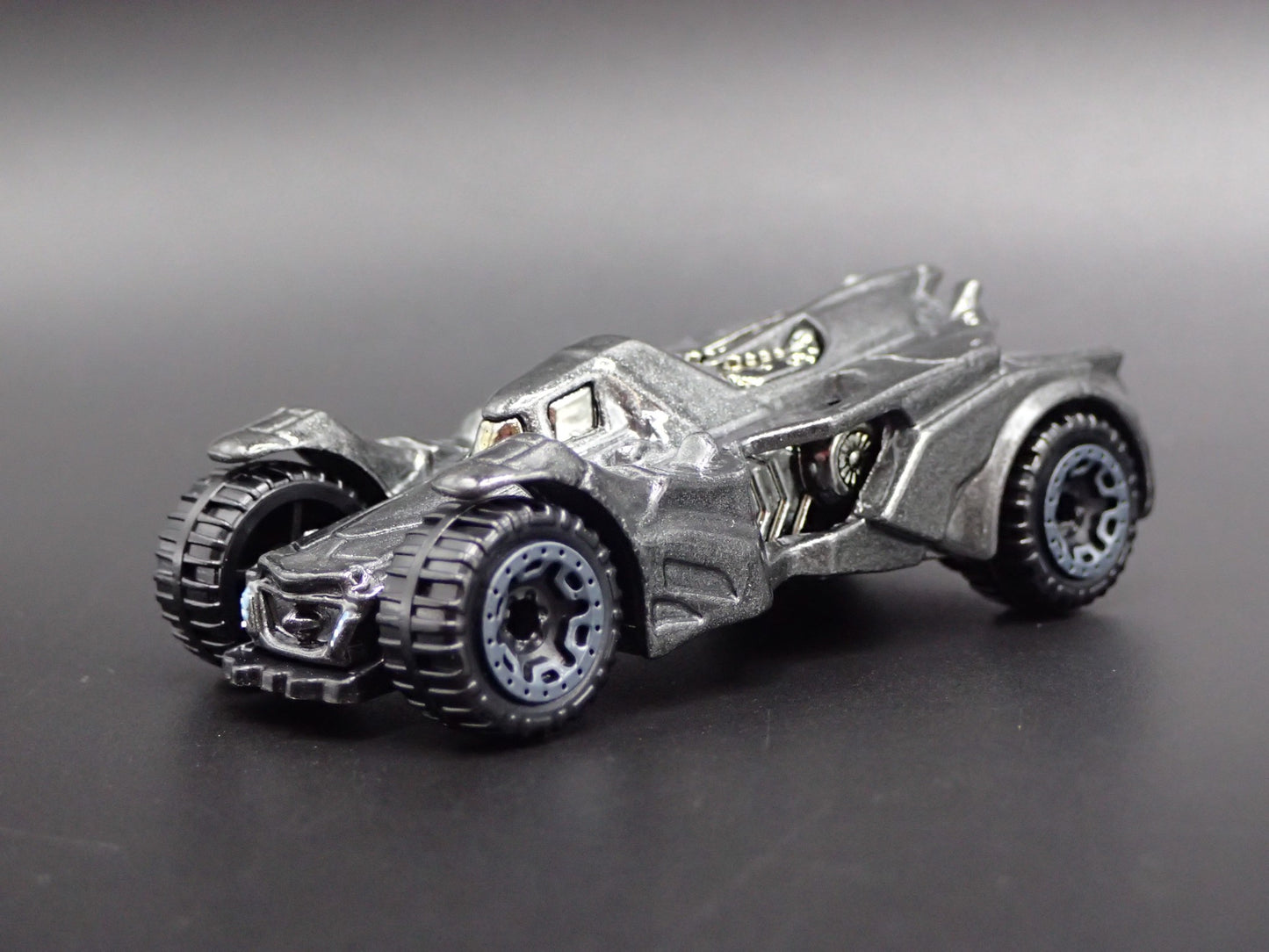 BATMAN ARKHAM KNIGHT BATMOBILE 1:64 SCALE COLLECTIBLE DIORAMA DIECAST MODEL CAR