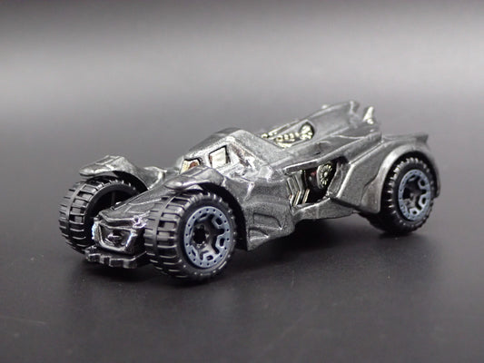 BATMAN ARKHAM KNIGHT BATMOBILE 1:64 SCALE COLLECTIBLE DIORAMA DIECAST MODEL CAR