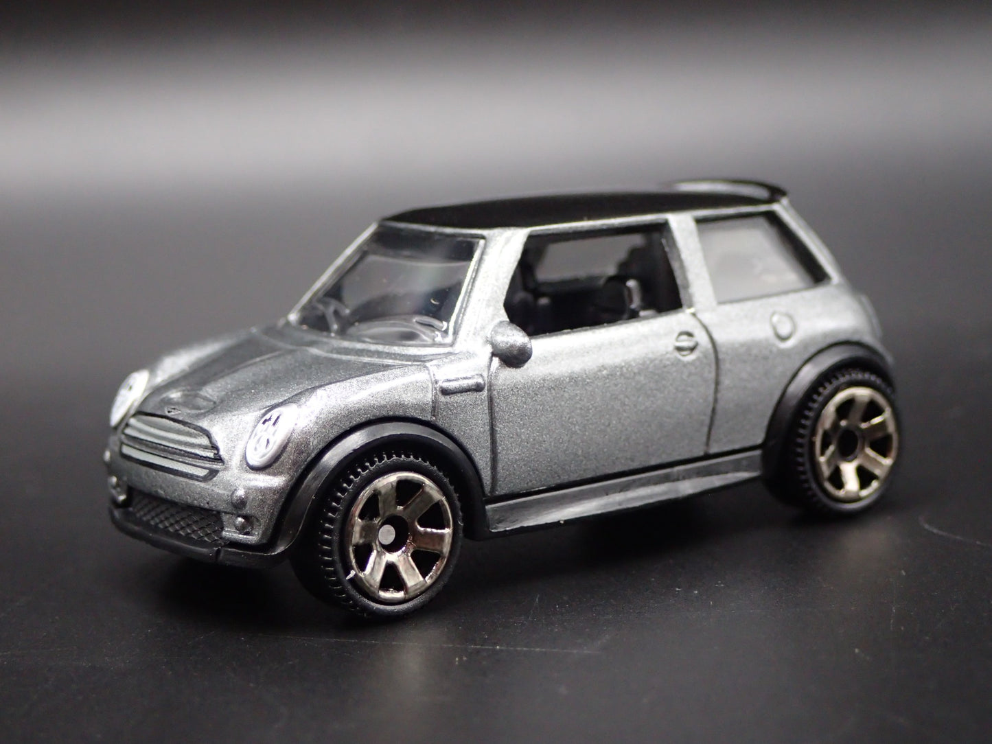 2001 - 2006 MINI COOPER S GRAY 1:64 SCALE COLLECTIBLE DIORAMA DIECAST MODEL CAR