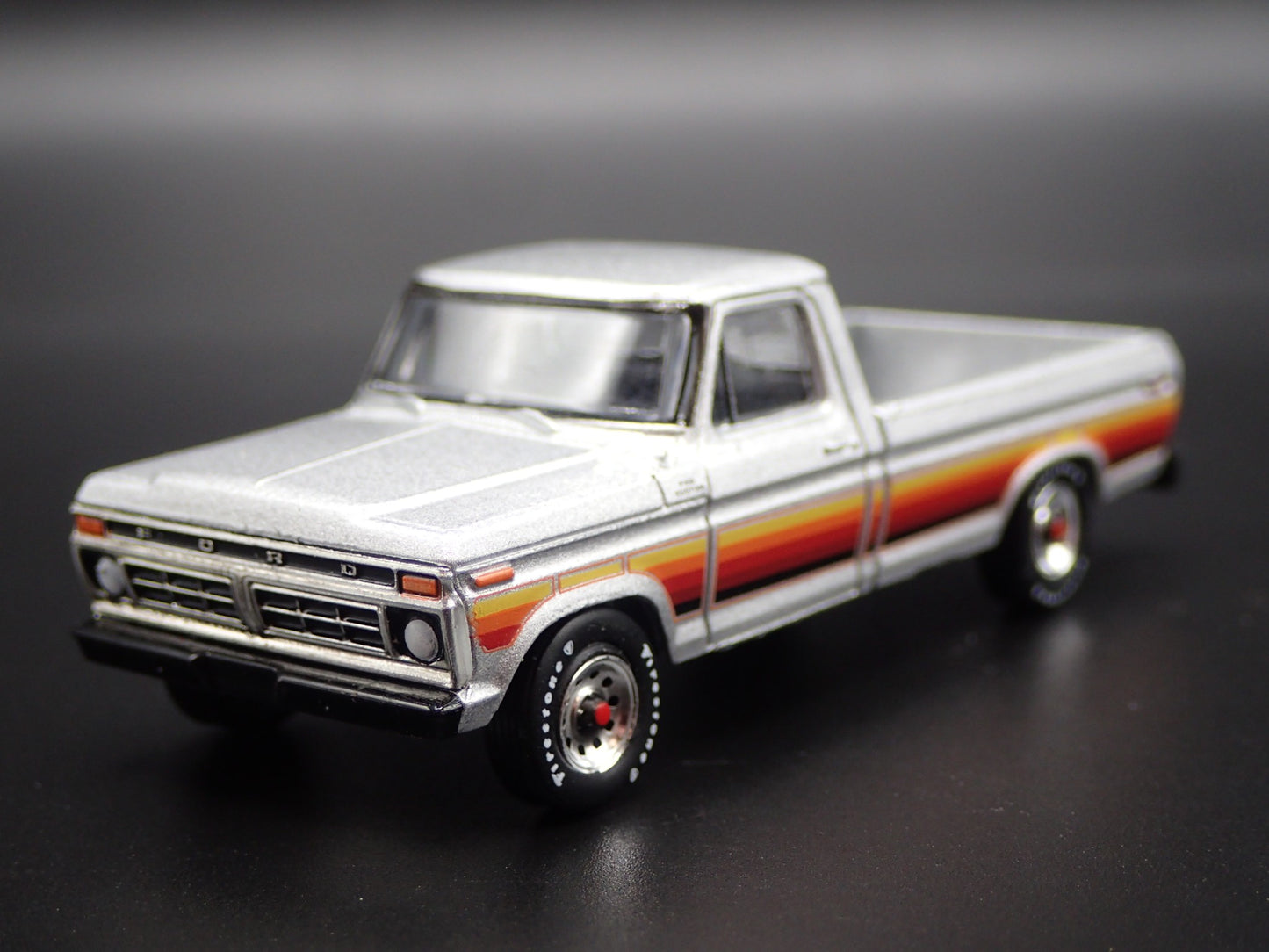 1977 77 FORD F150 LONG BED PICKUP TRUCK 1/64 SCALE DIORAMA DIECAST MODEL CAR