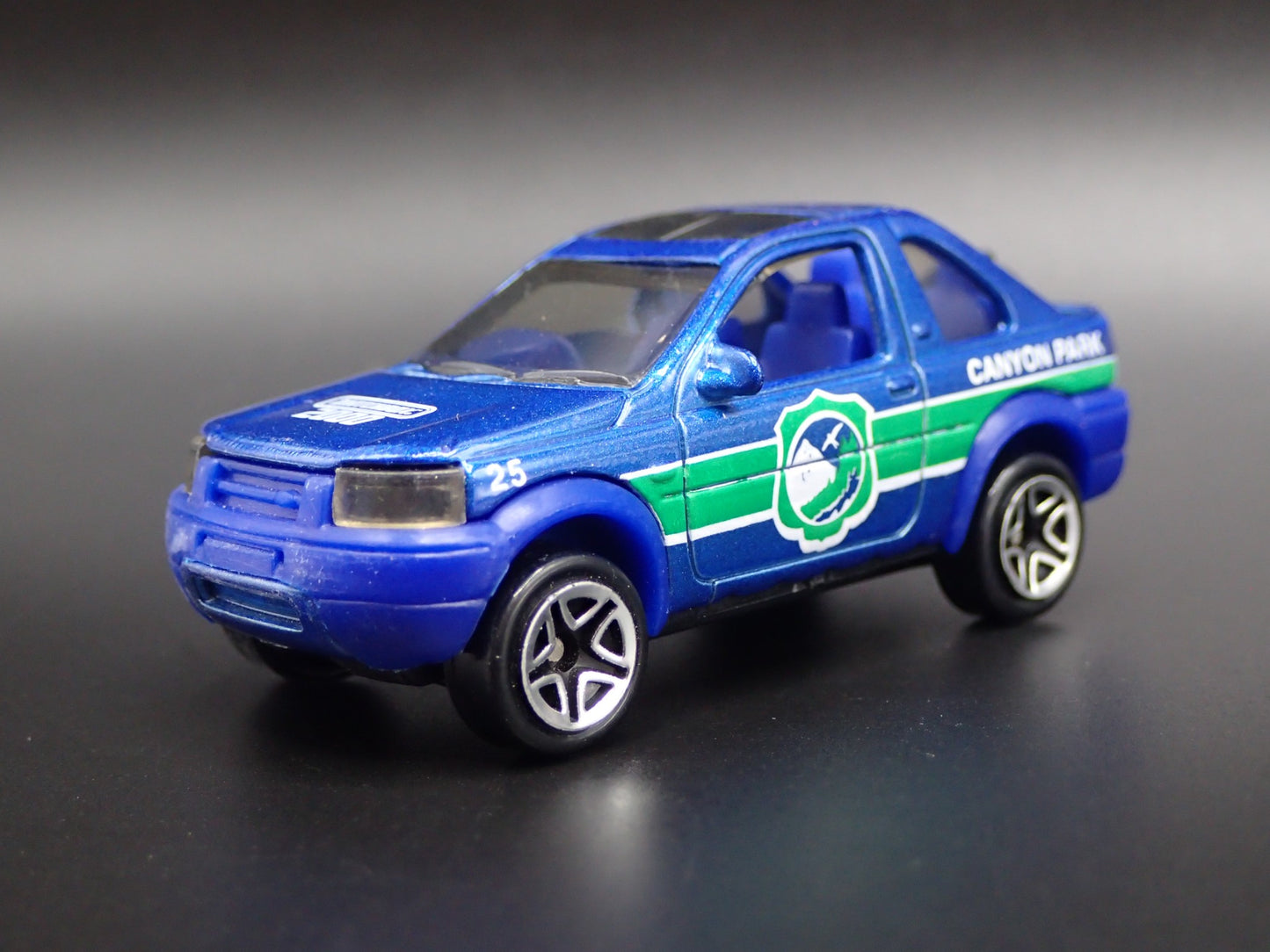 1997-2006 LAND ROVER FREELANDER CANYON PARK 1/64 SCALE DIORAMA DIECAST MODEL CAR