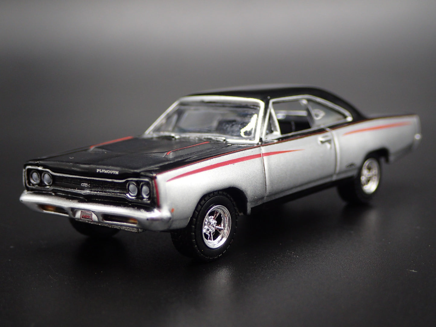 1968 68 PLYMOUTH GTX SILVER 1:64 SCALE COLLECTIBLE DIORAMA DIECAST MODEL CAR