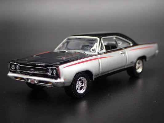1968 68 PLYMOUTH GTX SILVER 1:64 SCALE COLLECTIBLE DIORAMA DIECAST MODEL CAR