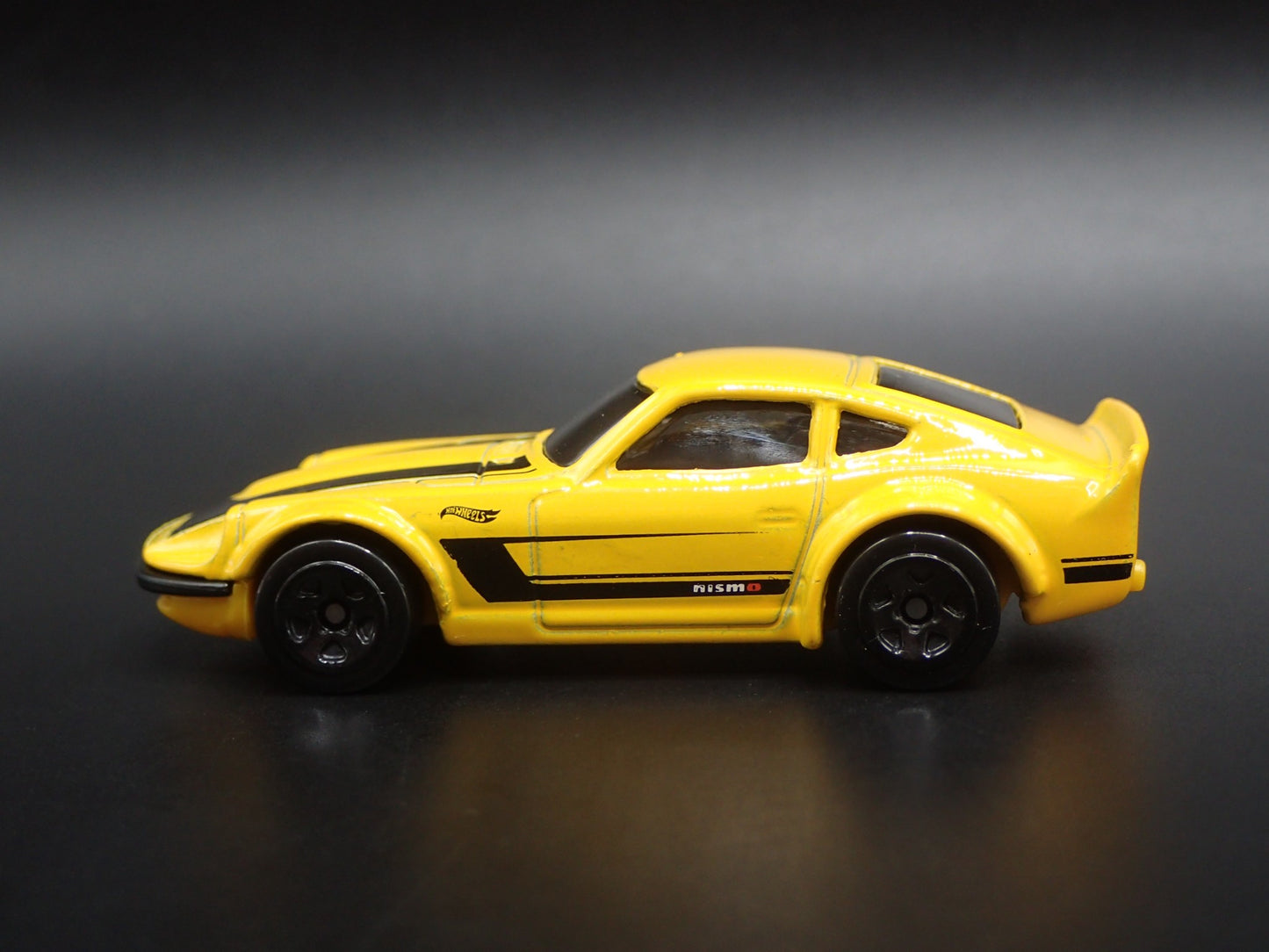 1970-1973 NISSAN FAIRLADY Z 240Z NISMO JDM 1/64 SCALE DIORAMA DIECAST MODEL CAR