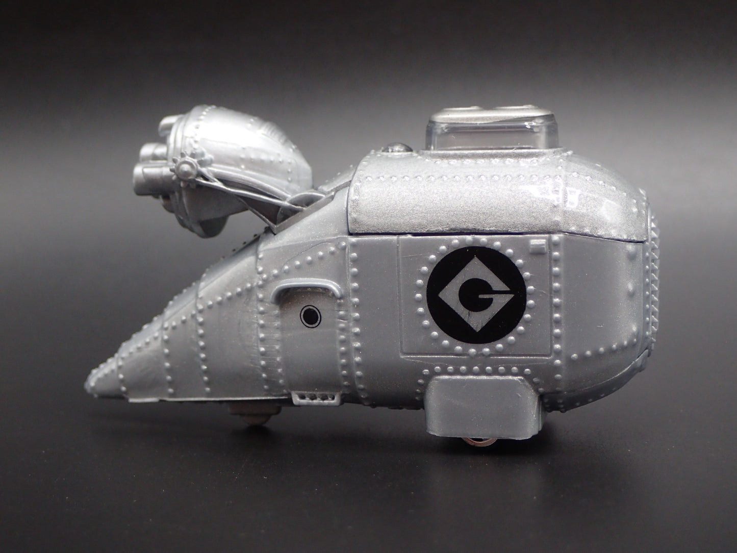 GRUMOBILE DESPICABLE ME SHIP 1/64 SCALE COLLECTIBLE DIORAMA DIECAST MODEL CAR