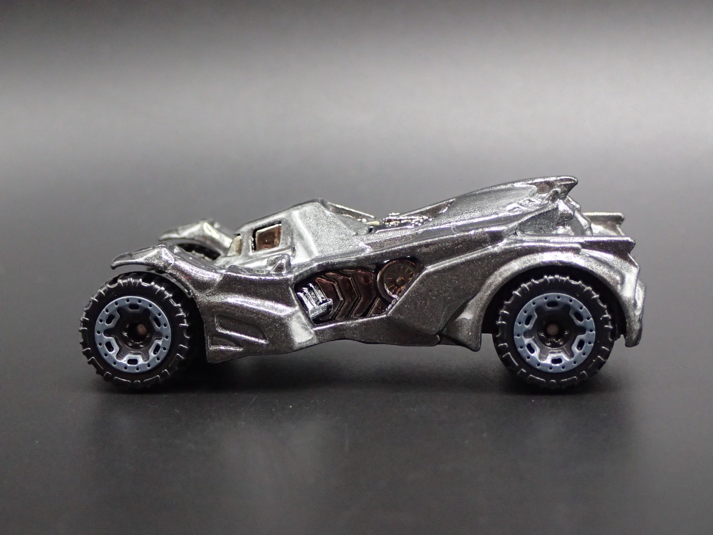 BATMAN ARKHAM KNIGHT BATMOBILE 1:64 SCALE COLLECTIBLE DIORAMA DIECAST MODEL CAR