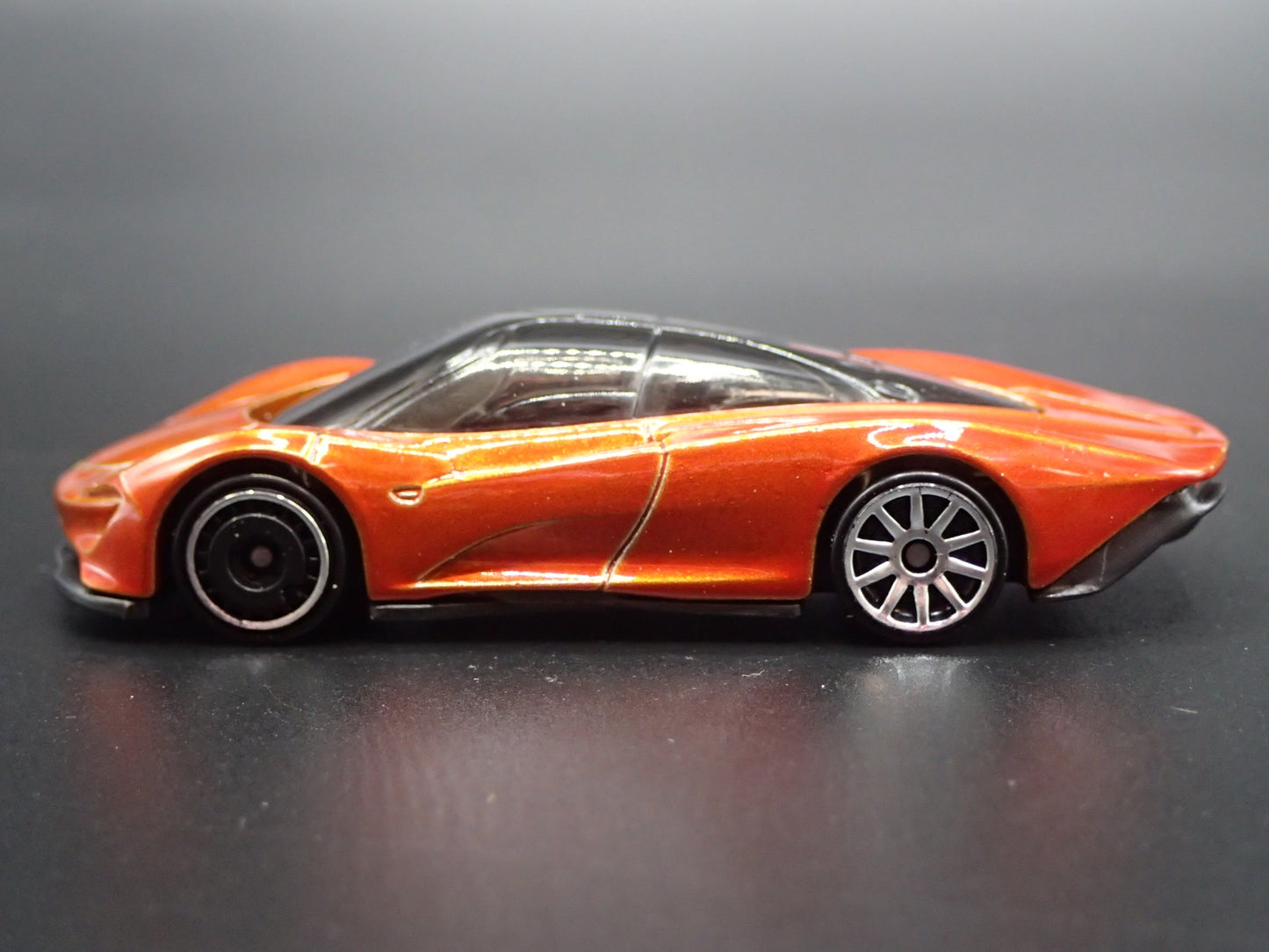 2020 20 MCLAREN SPEEDTAIL SUPER CAR ORANGE 1:64 SCALE DIORAMA DIECAST MODEL CAR