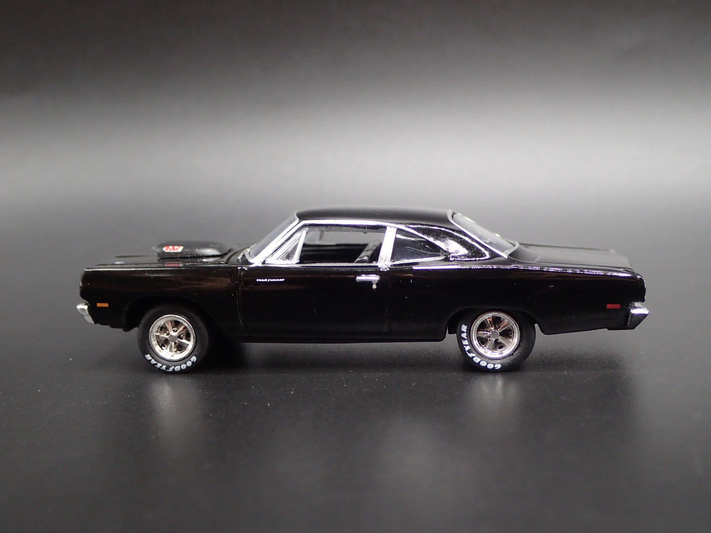 1969 69 PLYMOUTH ROAD RUNNER 440 6-PACK 1:64 SCALE COLLECTIBLE DIECAST MODEL CAR