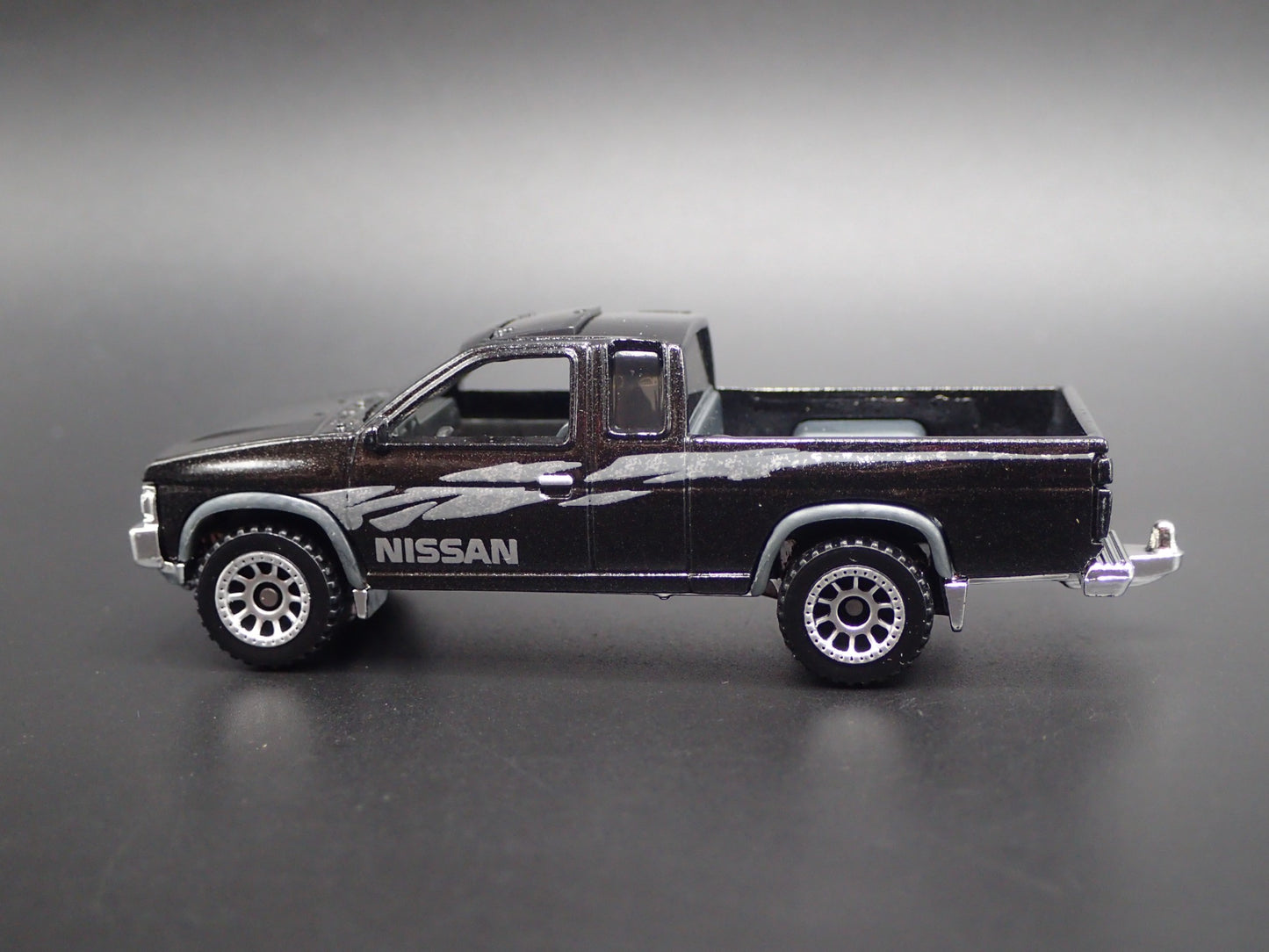 1995 95 NISSAN HARDBODY PICKUP TRUCK D21 W HITCH 1:64 SCALE DIECAST MODEL CAR